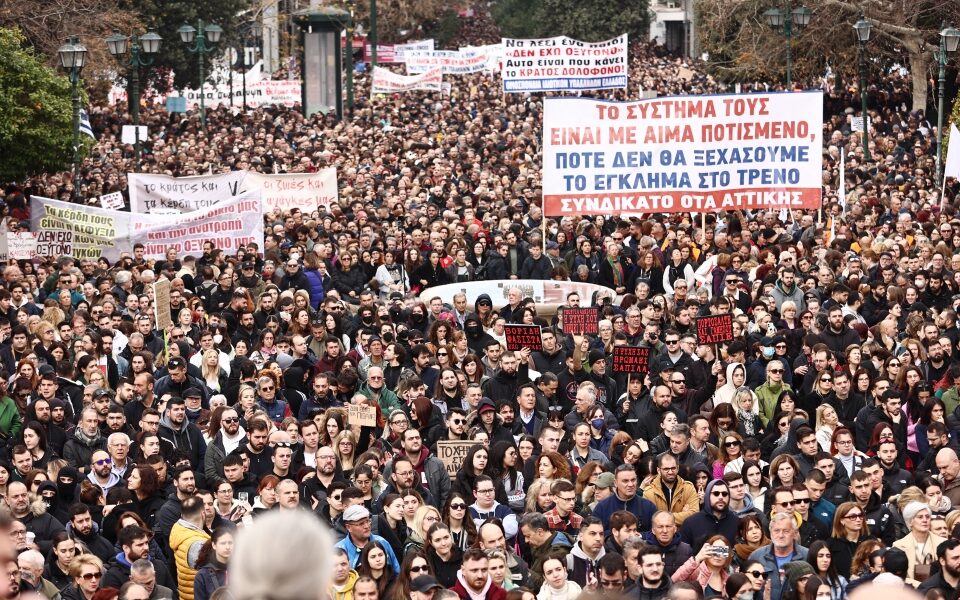 Yunanistan'da tren faciasının ikinci yıldönümünde grev ve gösteriler